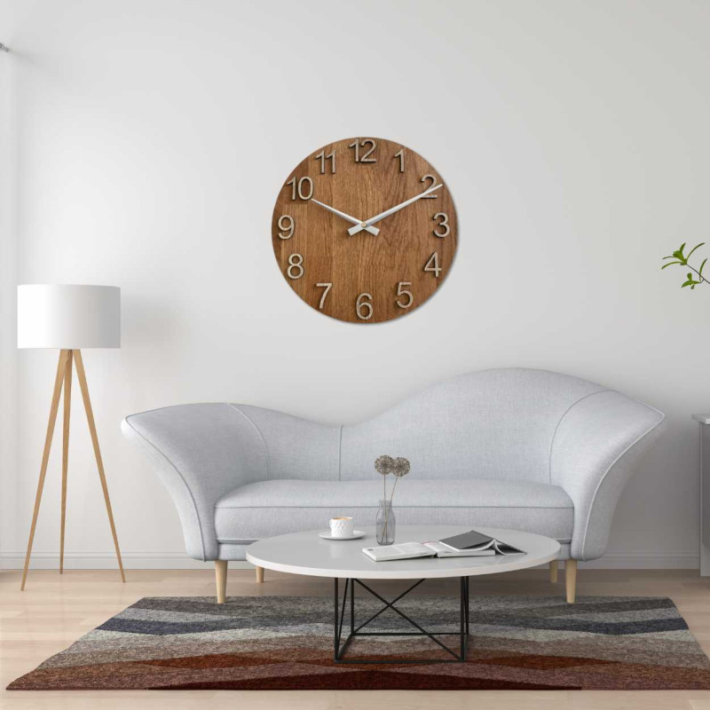 Detailný záber na drevený ciferník s decentným výrezom v prírodnom štýle.