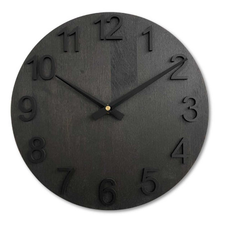 Nástenné hodiny s čistým dreveným ciferníkom a tenkými ručičkami