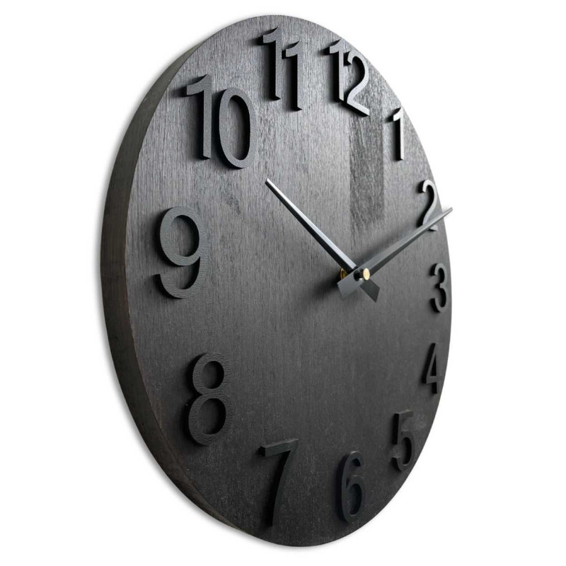 Okrúhle hodiny z dreva s jednoduchým minimalistickým dizajnom