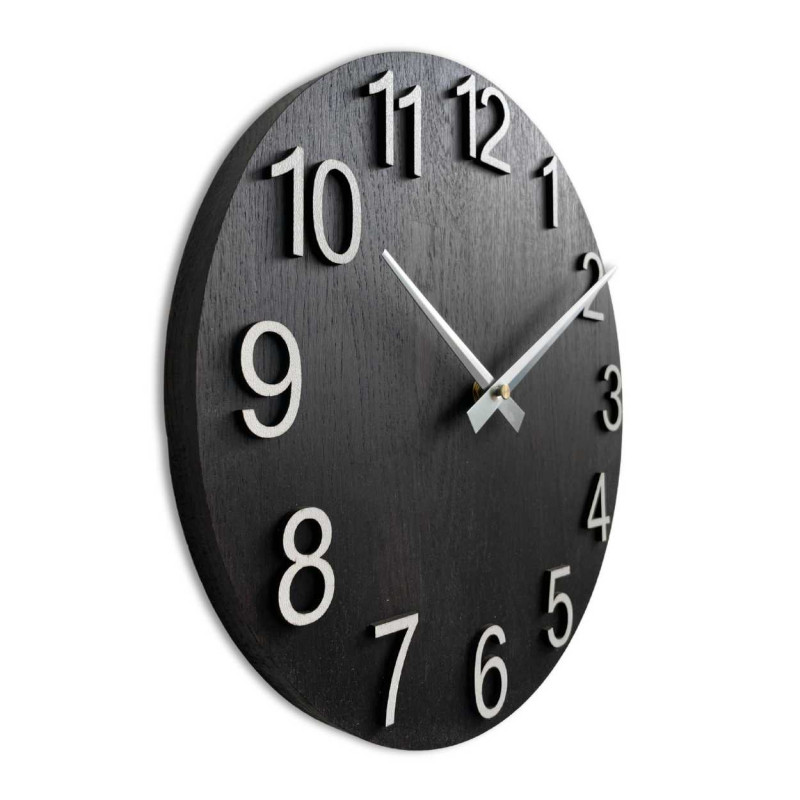 Drevené nástenné hodiny s okrúhlym tvarom a striebornými ručičkami