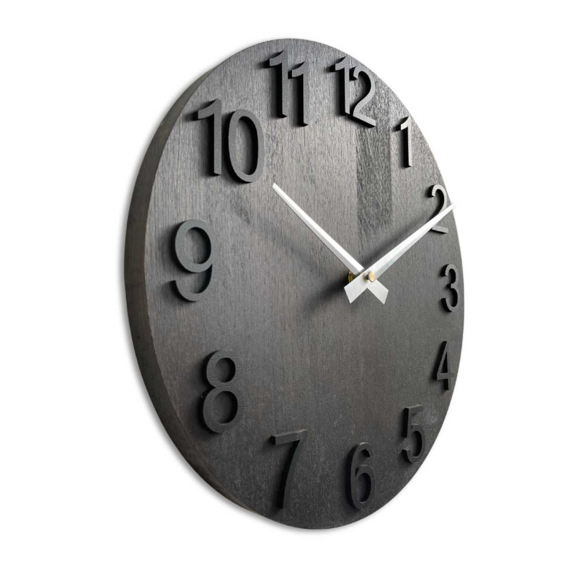 Jednoduché nástenné hodiny s dreveným podkladom bez čísel