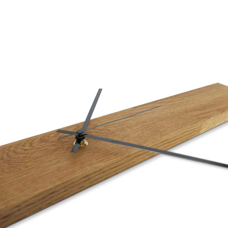 Minimalistické hodiny z dreva v tvare úzkeho panelu so striebornými a čiernymi ručičkami.