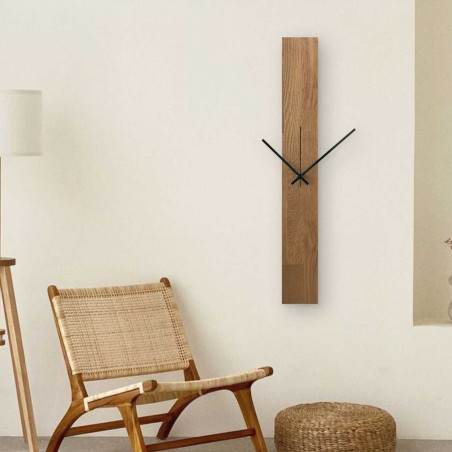 Vertikálne drevené hodiny s kombinovanými čiernymi a striebornými ručičkami bez čísel.