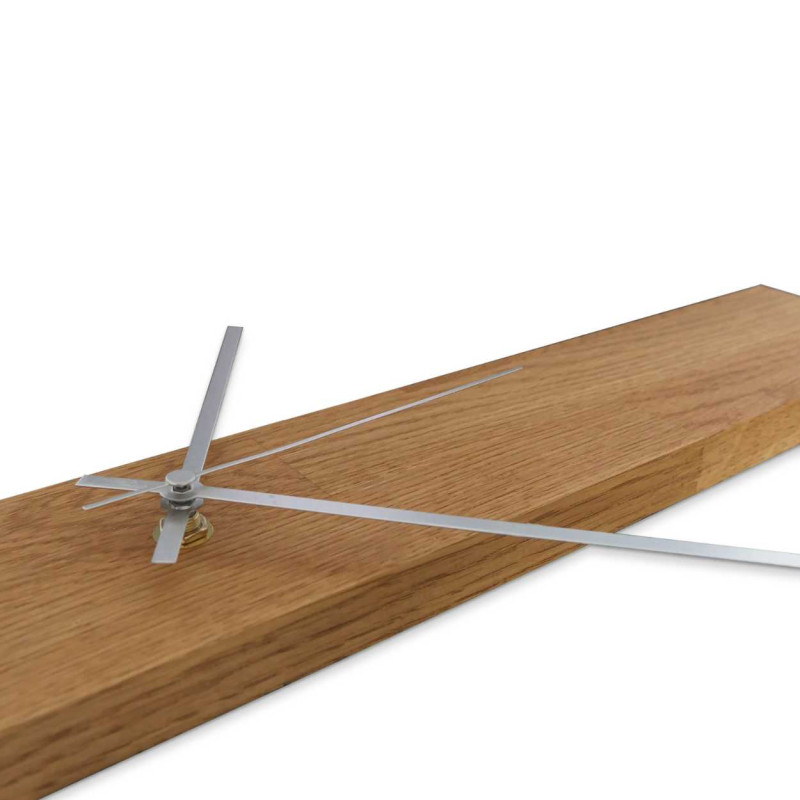 Hodiny z dreva s vertikálnym tvarom a moderným vzhľadom