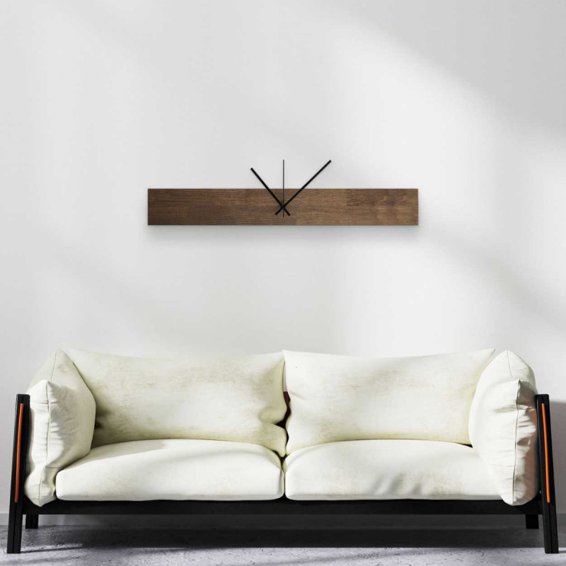 Nástenné hodiny z prírodného dreva s jednoduchými čiernymi ručičkami