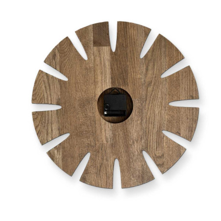 Elegantné vyrezávané nástenné hodiny z dreva s originálnym dizajnom vhodné do kuchyne.