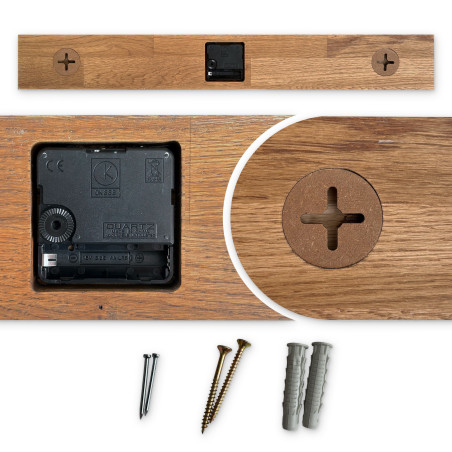 Nástenné drevené hodiny s výraznými čiernymi číslicami a čiernymi ručičkami.