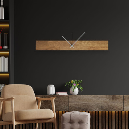 Veľké nástenné hodiny z dreva s výraznými čiernymi ručičkami a oddelenými číslicami.