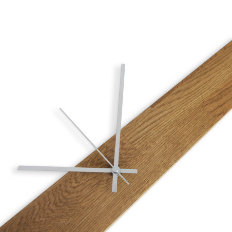 Elegantné drevené hodiny s tmavou drevenou doskou a čiernymi číslicami rozmiestnenými na stene.