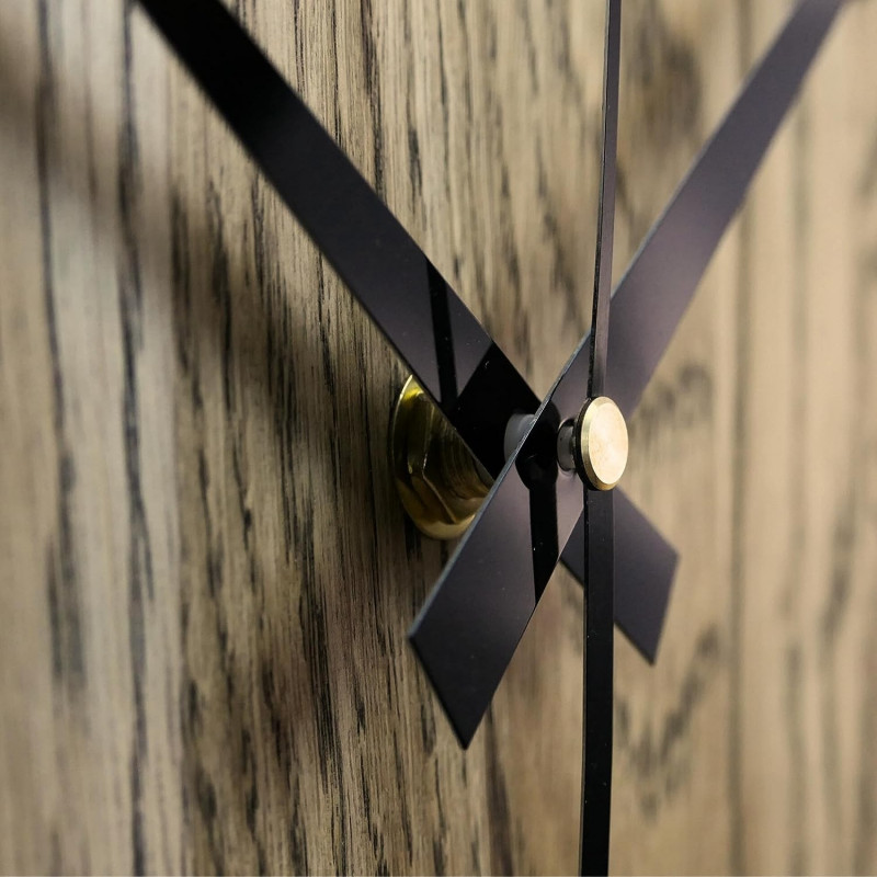 nástenných hodín vyrobených z dubového dreva.