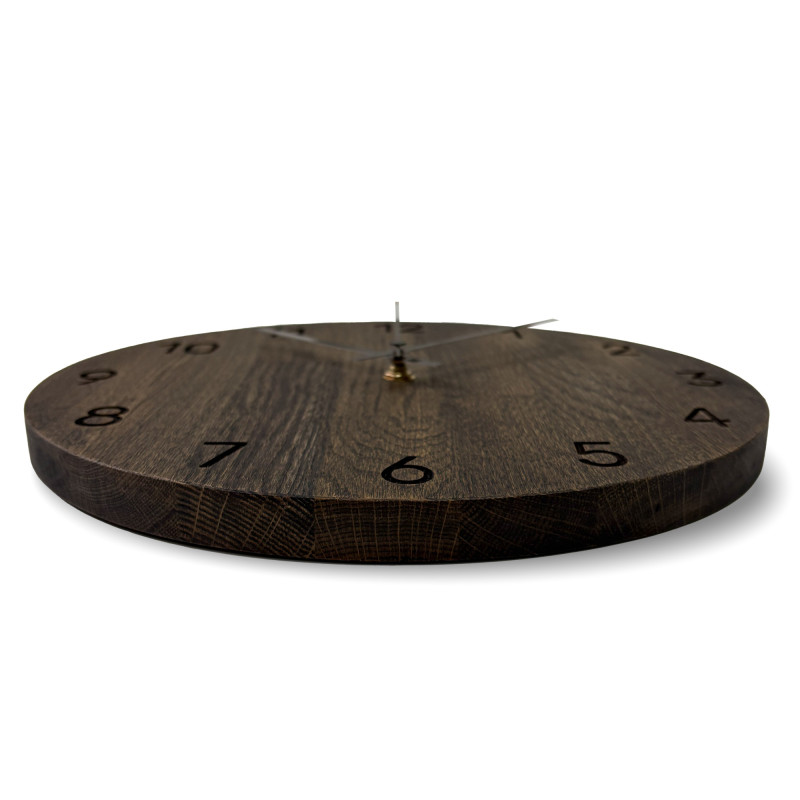 Minimalistické drevené hodiny sú unikátnou nástennou dekoráciou, ktorá osloví milovníkov prírodného štýlu.