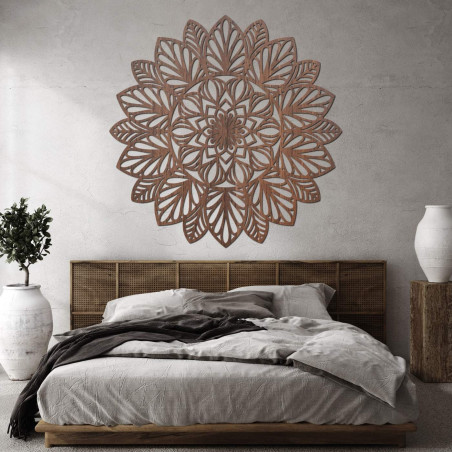 Jemne vyrezávaná mandala na stenu ako dominantný prvok moderného interiéru.