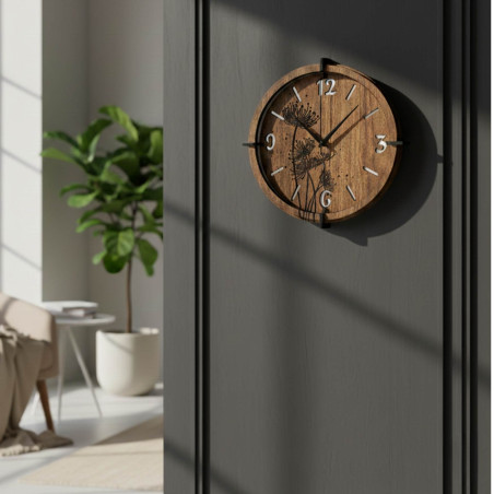 Detail gravírovaných púpav na drevených hodinách v dekore orech.