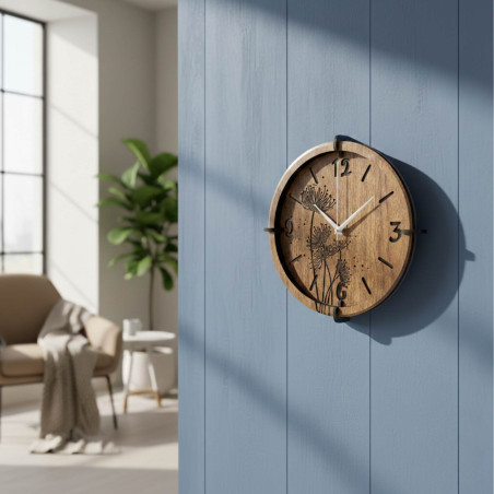 Detail gravírovaných púpav na drevených hodinách v dekore orech.