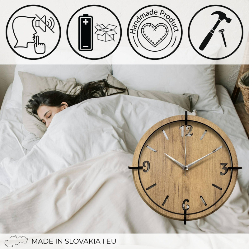 Elegantné nástenné hodiny v prírodnom dubovom štýle s čiernymi ručičkami.