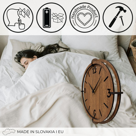 Elegantné drevené nástenné hodiny z orecha s výraznými číslami pre moderný interiér