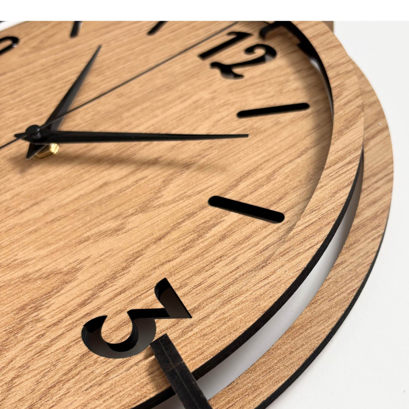 Drevené 3D hodiny Dub – výrazné čierne číslice a tichý quartz mechanizmus