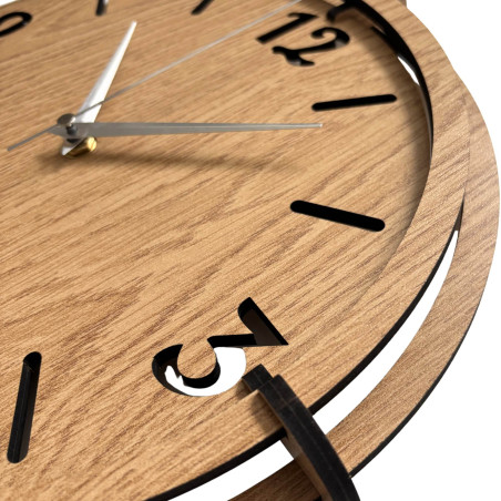 Drevené 3D hodiny Dub – výrazné čierne číslice a tichý quartz mechanizmus