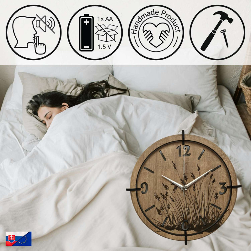 Drevené hodiny s jemným motívom lúčnej trávy a elegantnými číslami – ideálne do obývačky.