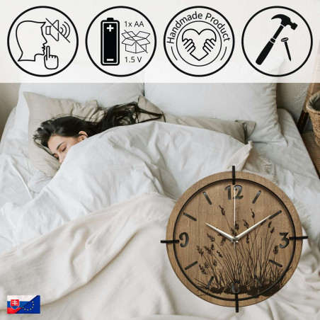 Drevené hodiny s jemným motívom lúčnej trávy a elegantnými číslami – ideálne do obývačky.