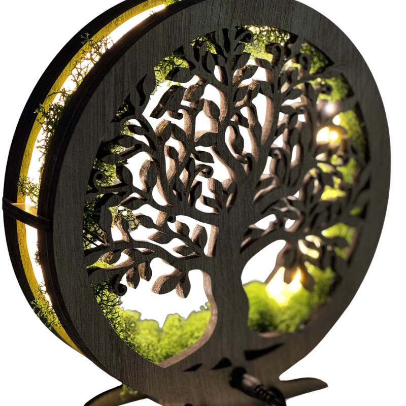 Detailný pohľad na podsvietený drevený Strom života obklopený machom.