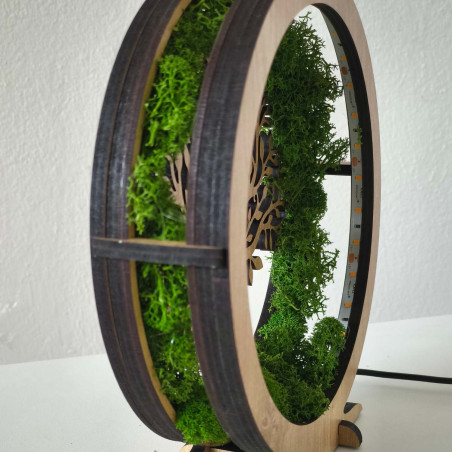 Štýlová stolná lampa so symbolom Stromu života a zeleným machom.