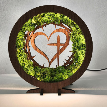 Štýlová dekorácia s duchovným motívom. LED lampa s machom v elegantnom dekore orech.