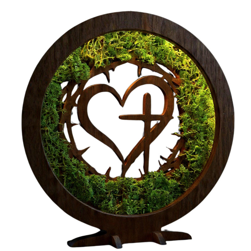 Štýlová dekorácia s duchovným motívom. LED lampa s machom v elegantnom dekore orech.