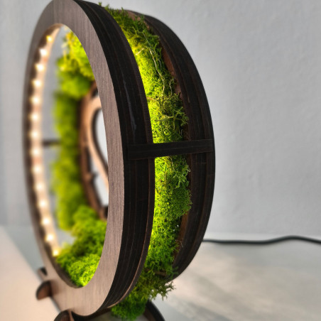 Drevená LED lampa so srdcom a krížom. Prírodný mach a hrejivé svetlo pre váš domov.