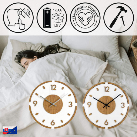 Elegantné biele hodiny s drevenými detailmi a kovovými striebornými ručičkami.