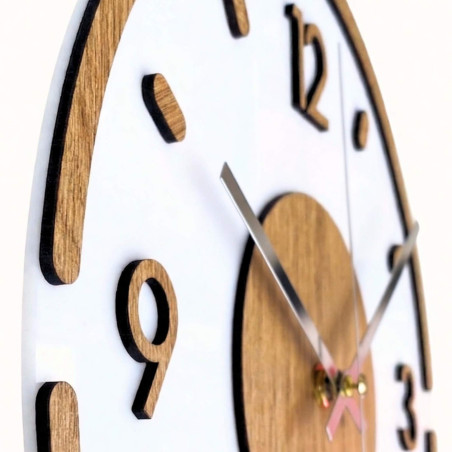 Tiché nástenné hodiny: biely ciferník, drevené čísla, strieborné ručičky.