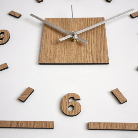 Dizajnové nástenné hodiny z HDF, dubový vzor a biele plexisklo