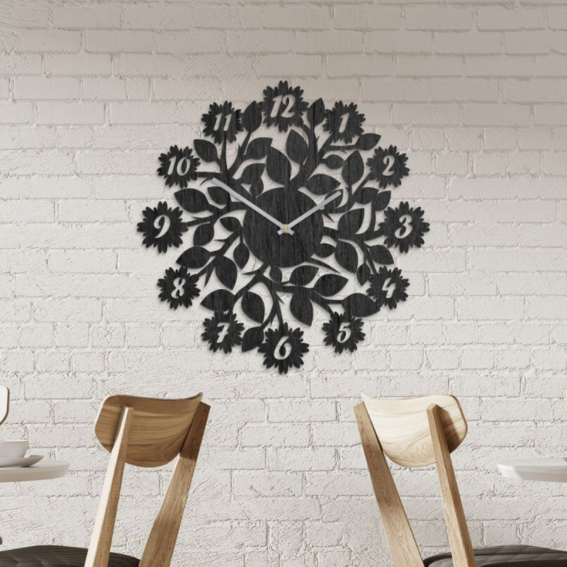 Elegantné drevené hodiny s tichým chodom a jemným kvetinovým motívom.