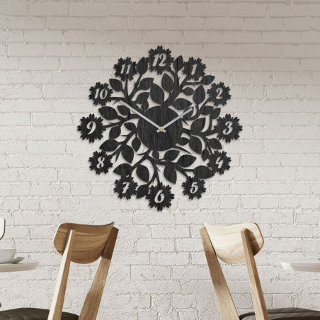 Elegantné drevené hodiny s tichým chodom a jemným kvetinovým motívom.