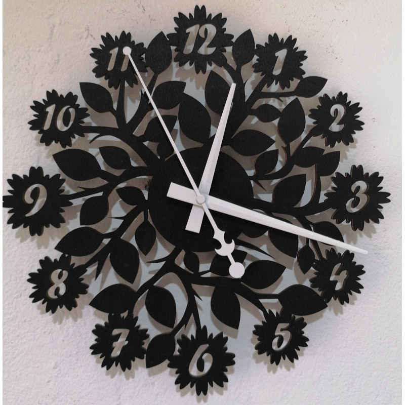 Elegantné drevené hodiny s tichým chodom a jemným kvetinovým motívom.