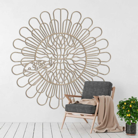 Čierna drevená mandala s rybou na bielej stene v modernom byte