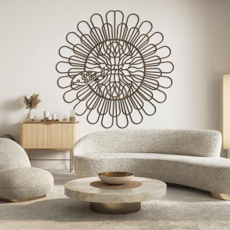 Čierna drevená mandala s rybou na bielej stene v modernom byte