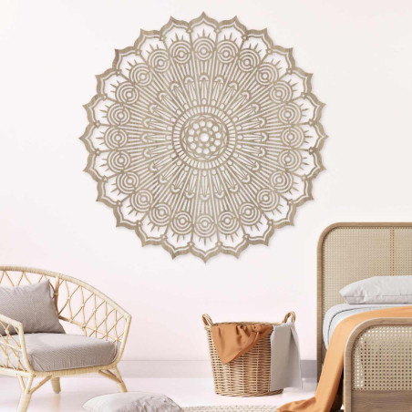 Hnedá vyrezávaná Mandala, kruhový drevený panel. Geometrické umenie a ornamentálna dekorácia domu.