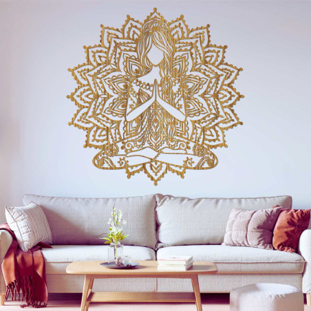 Mandala s jogovou ženou z dreva – harmonická dekorácia pre moderný domov.