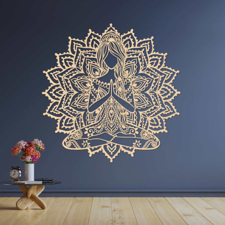 Mandala s jogovou ženou z dreva – harmonická dekorácia pre moderný domov.