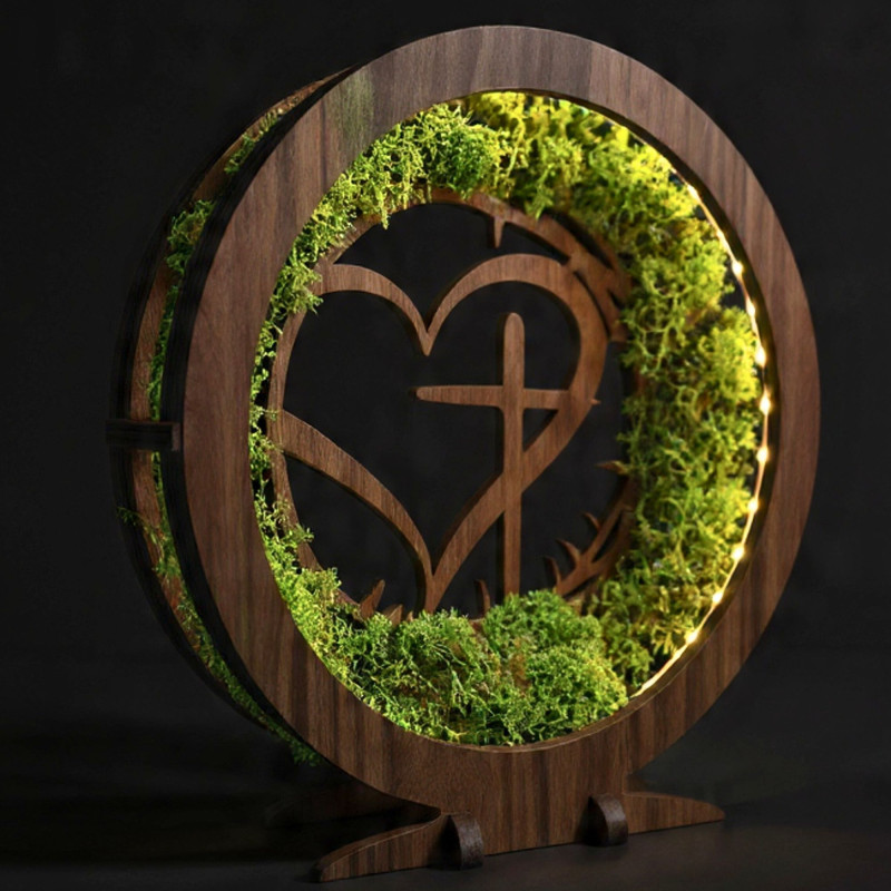 Štýlová dekorácia s duchovným motívom. LED lampa s machom v elegantnom dekore orech.