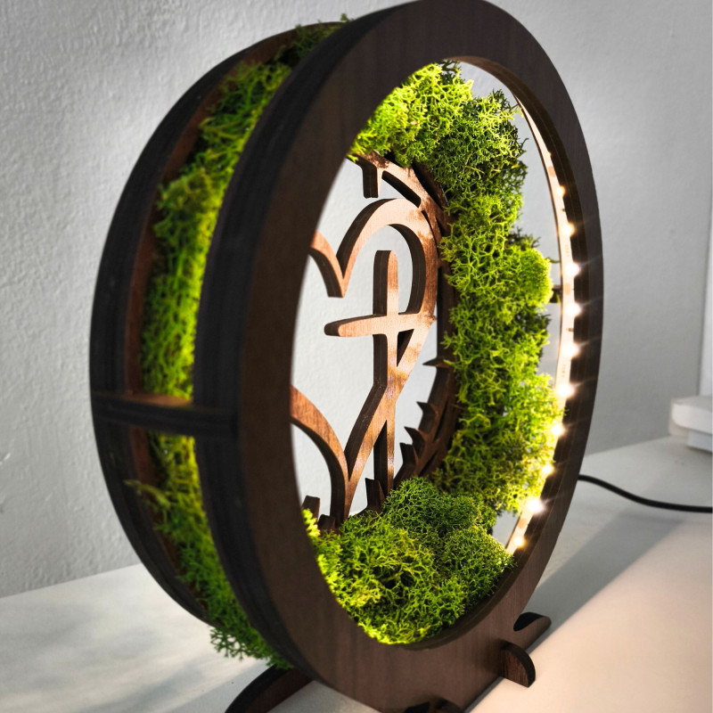 Drevená LED lampa so srdcom a krížom. Prírodný mach a hrejivé svetlo pre váš domov.