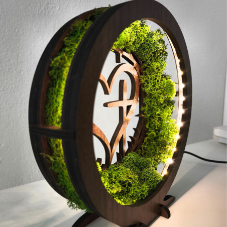 Drevená LED lampa so srdcom a krížom. Prírodný mach a hrejivé svetlo pre váš domov.