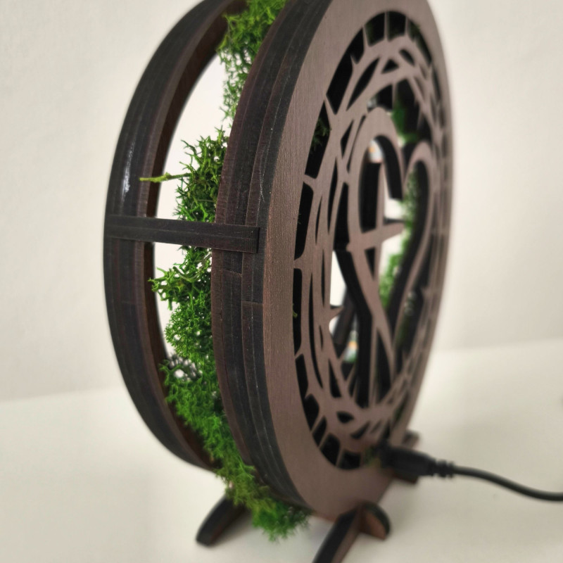 Moderná lampa s 3D motívom a živým machom. Ručná slovenská výroba pre váš interiér.