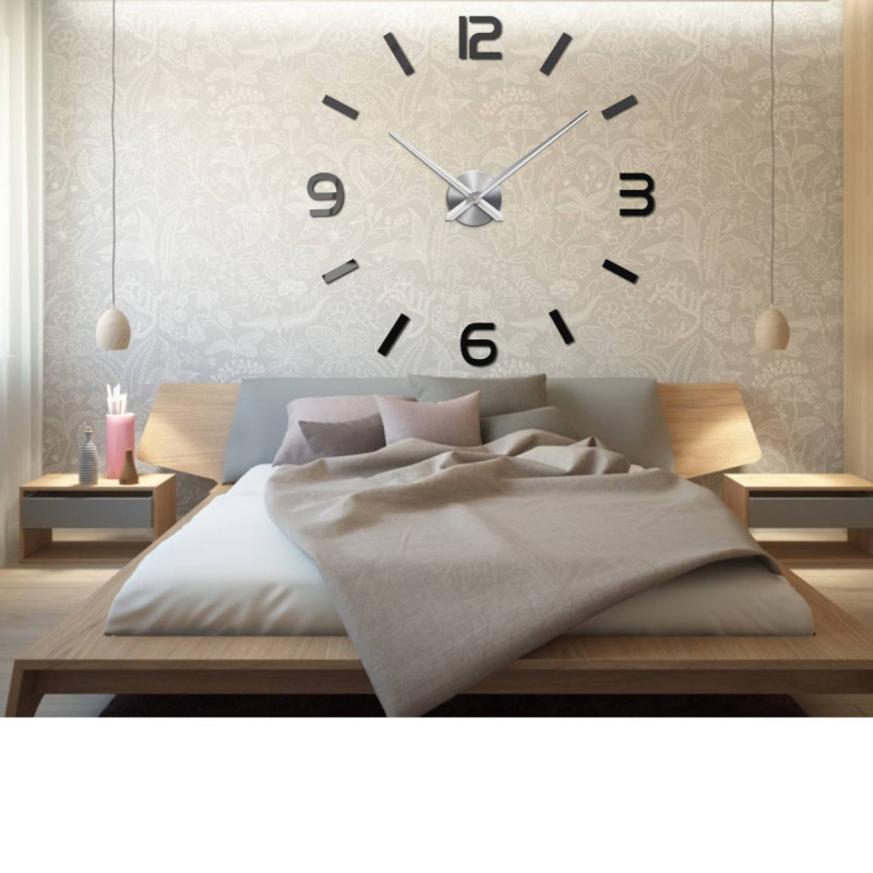Minimalistické DIY hodiny na betónovej stene s dekoratívnymi červenými vázami