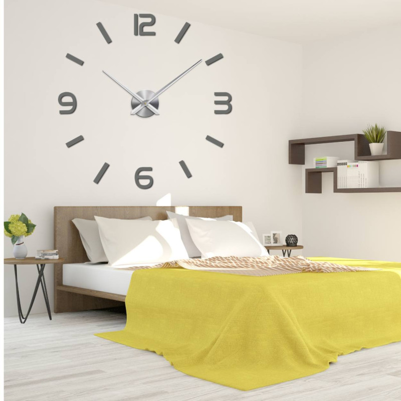 Minimalistické DIY hodiny na betónovej stene s dekoratívnymi červenými vázami