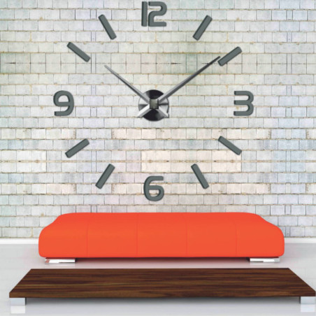 Minimalistické DIY hodiny na betónovej stene s dekoratívnymi červenými vázami