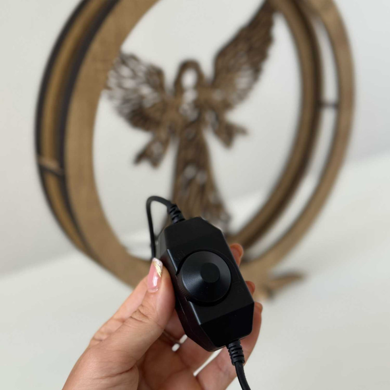 Elegantná drevená LED lampa anjel s teplým podsvietením