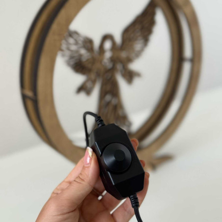 Elegantná drevená LED lampa anjel s teplým podsvietením
