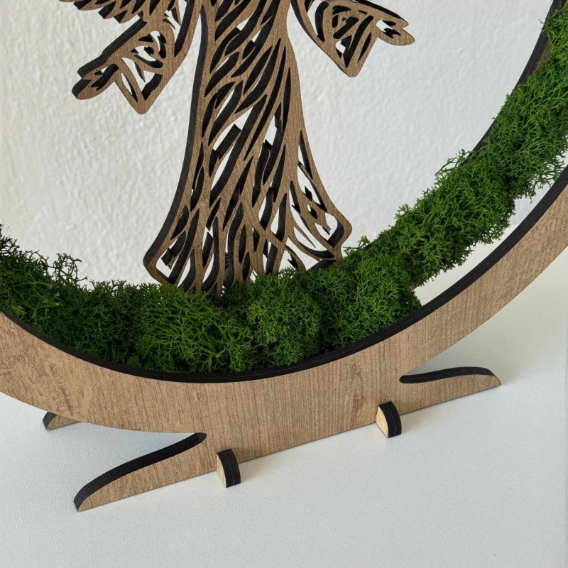 Luxusná LED lampa Anjel ochrany z dreva a stabilizovaného machu